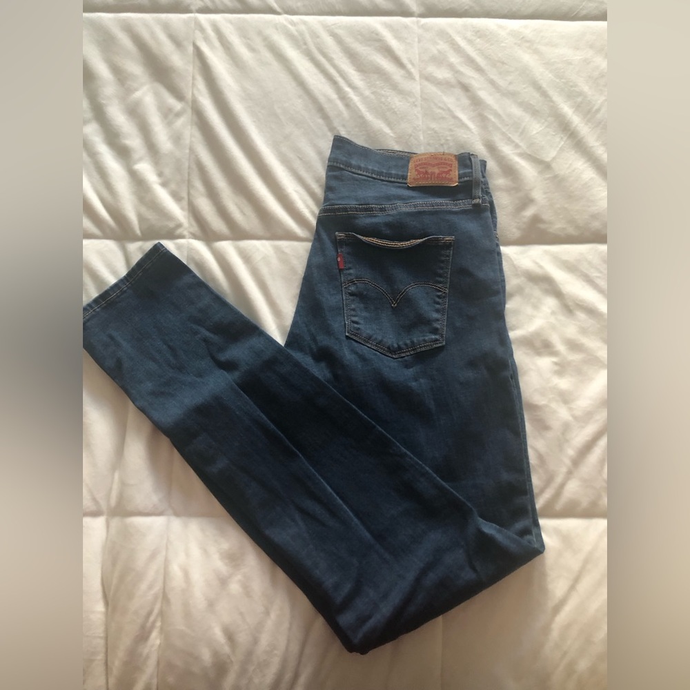 Levi’s slimming skinny. Size 32